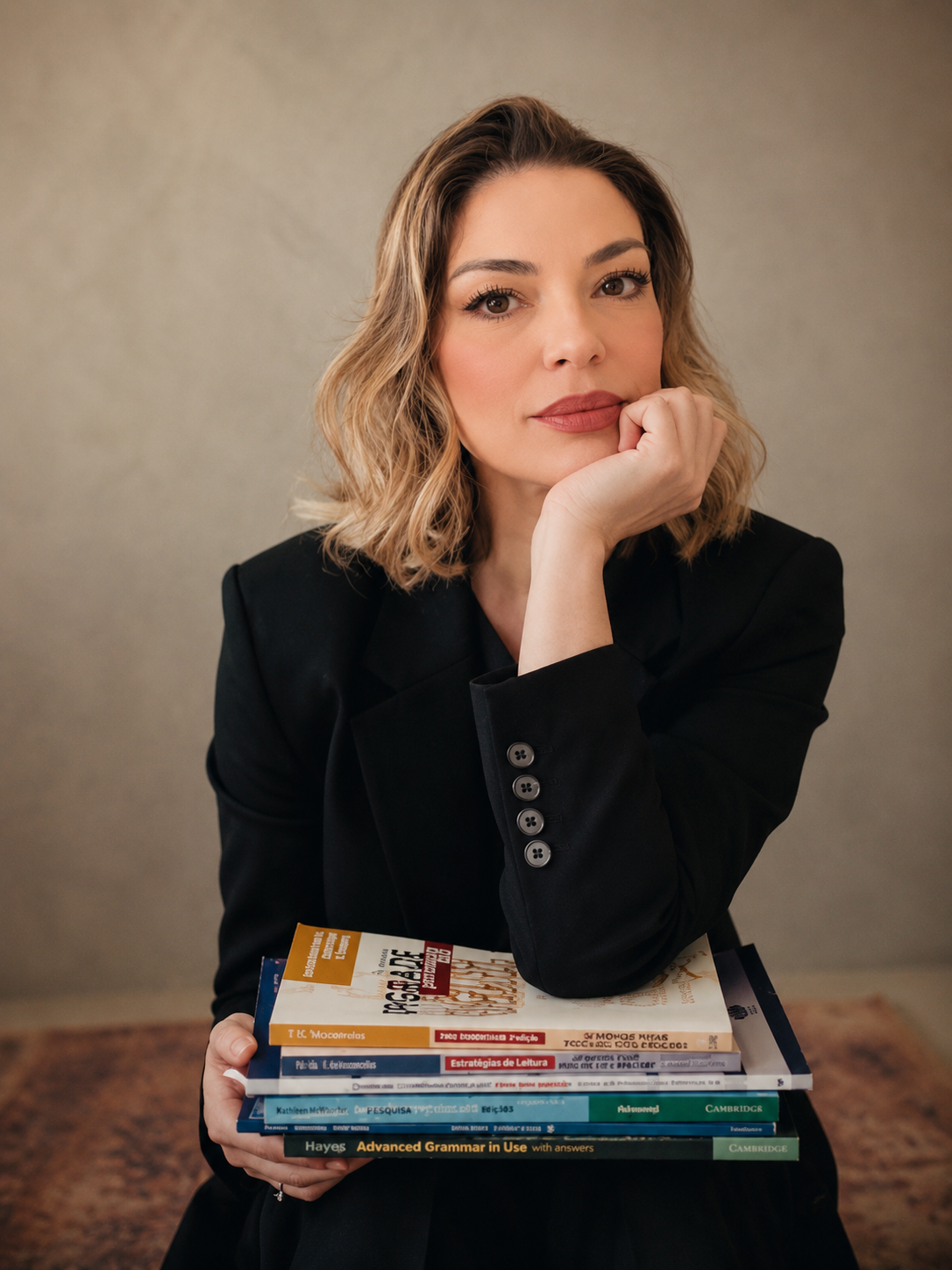 Keila Cavalcante, psicoterapeuta de mulheres, sentada com livros de psicologia